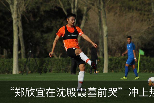“郑欣宜在沈殿霞墓前哭”冲上热搜，网友拍到郑欣宜在母亲墓前哭到无法起身、手里攥着纸巾，无人在旁陪伴
